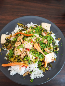 plat cuisiné végétarien avec du riz, des noix et du tofu