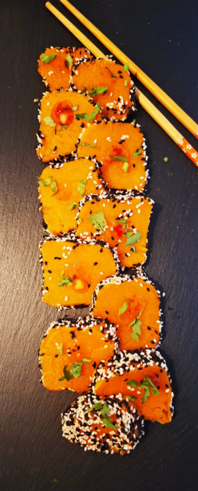 Légumes tranchés et graines, plat végétarien équilibré