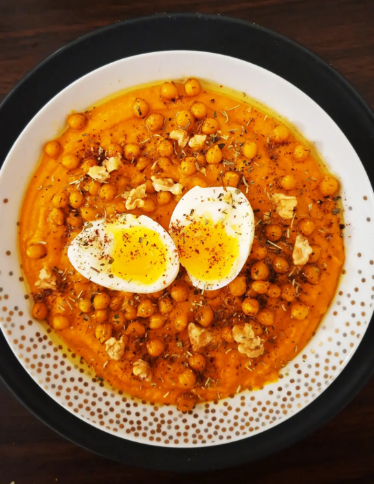 Plat végétarien à base de pois chiches et œufs durs